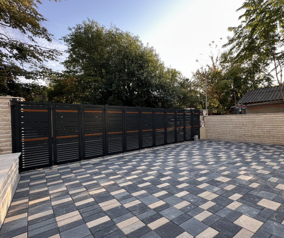 Curte cu acces auto și spațiu dificil pentru poartă