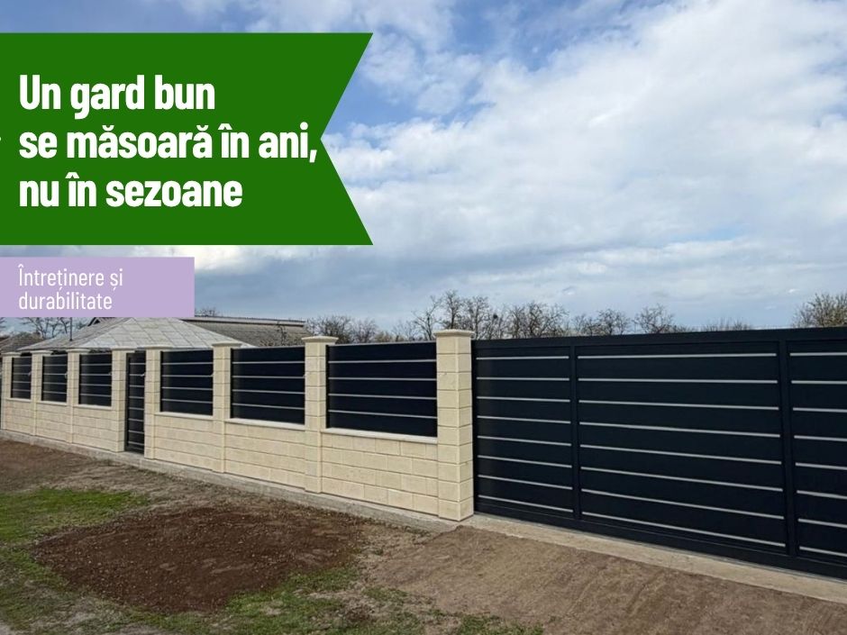 Gard și poartă auto din aluminiu antracit, montate între stâlpi de zidărie la o proprietate rezidențială.